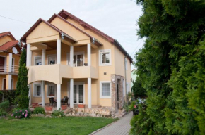 Отель Ingrid Apartman  Хевиз